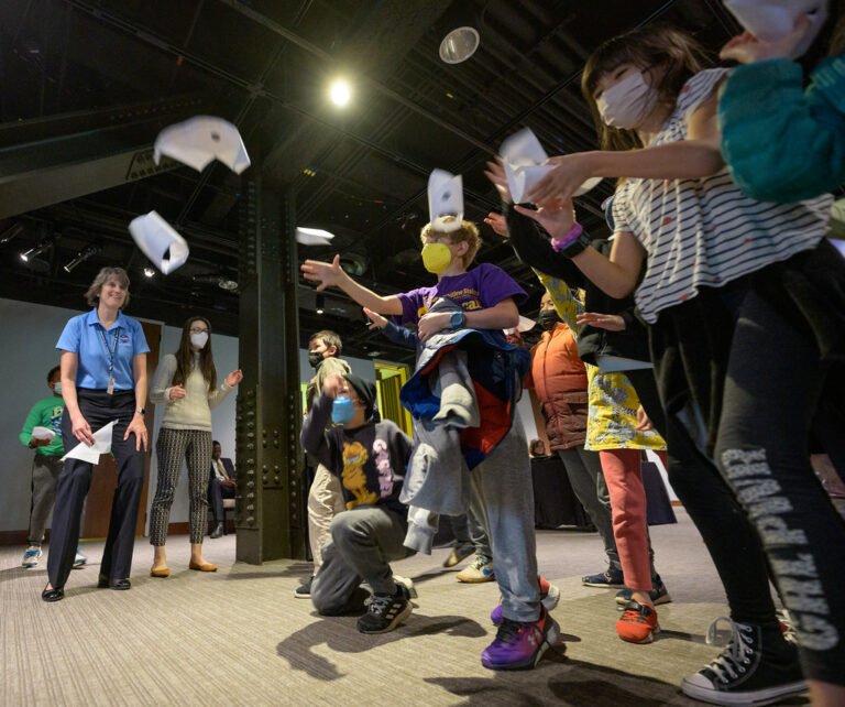 Astronaut Victor Glover Inspires DC Area School Students (NHQ202204280004)