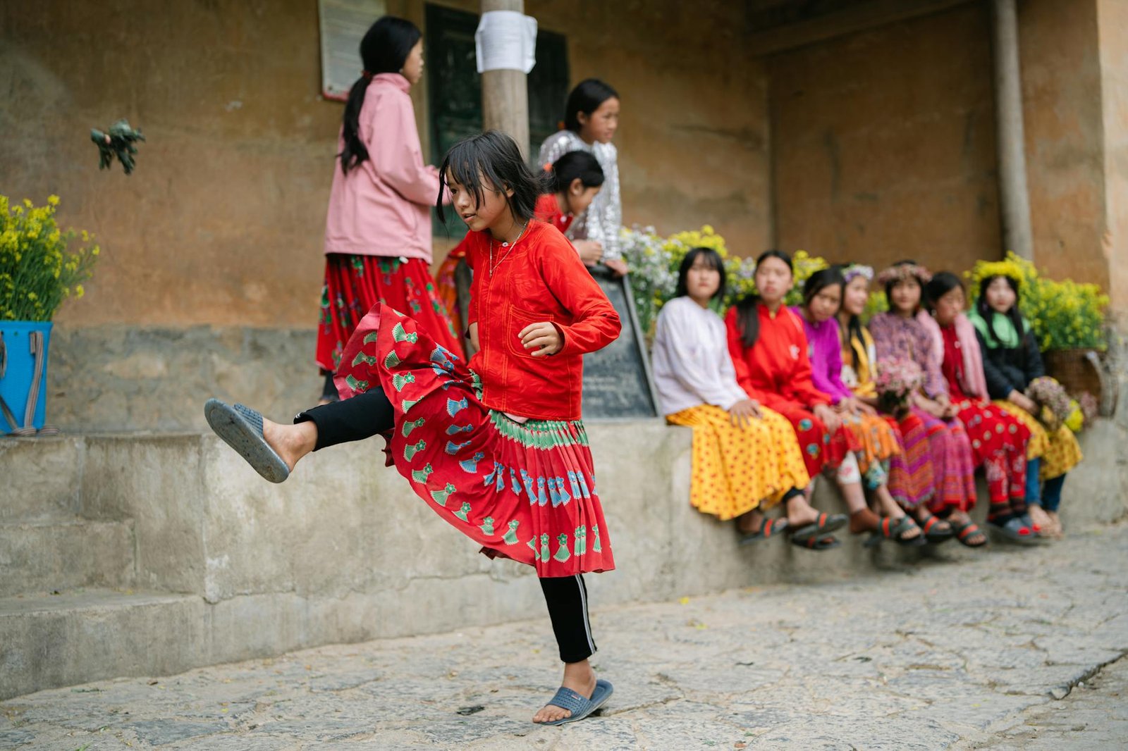 be gai ch i da c u cung b n lang van hoa lung c m