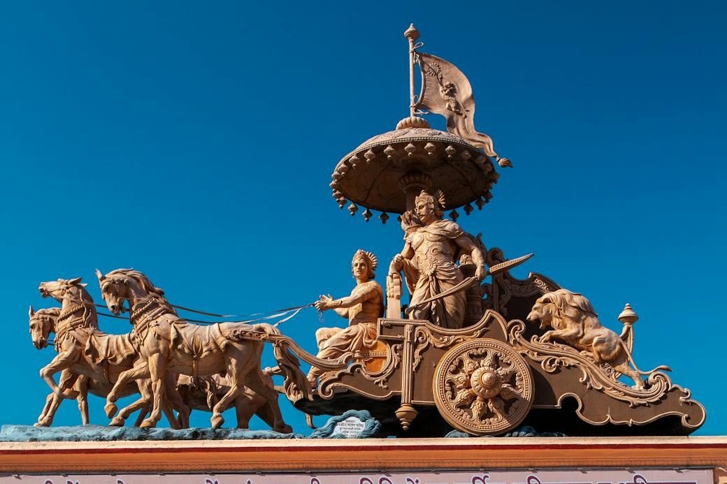 statue of warriors on chariot with horses on roof in park