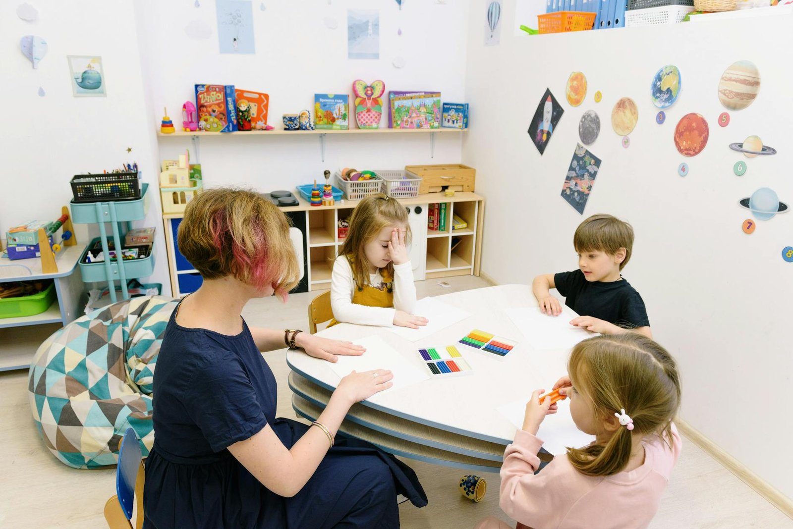 kids doing artwork